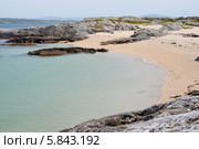 Каменистый морской берег и пляж, Carraroe, Co. Galway, Ирландия (2014 год). Стоковое фото, фотограф Татьяна Кахилл / Фотобанк Лори