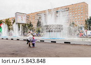 Цветомузыкальный фонтан на улице Московской, город Пенза, общий план с людьми на переднем плане (2013 год). Редакционное фото, фотограф Андрей Малышкин / Фотобанк Лори