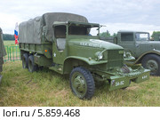Американский военный грузовик GMC CCKW-353, вид сбоку, 3-й международный слет "Моторы войны" вблизи города Черноголовка, Московская область (2013 год). Редакционное фото, фотограф Малышев Андрей / Фотобанк Лори