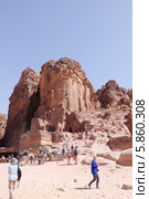 Иордания. Туристы в древней Петре (2013 год). Редакционное фото, фотограф Светлана Зотеева / Фотобанк Лори