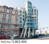 Необычная архитектура. Танцующий дом. Прага. Чехия (2014 год). Редакционное фото, фотограф E. O. / Фотобанк Лори