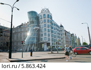 Знаменитый Танцующий дом в Праге. Чехия (2014 год). Редакционное фото, фотограф E. O. / Фотобанк Лори