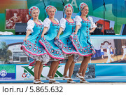 Выступает старшая группа детского танцевального коллектива"Вдохновение" (2013 год). Редакционное фото, фотограф Роман Фомин / Фотобанк Лори