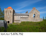 Вид на старый Сигулдский замок майским днем. Латвия (2014 год). Стоковое фото, фотограф Виктор Карасев / Фотобанк Лори