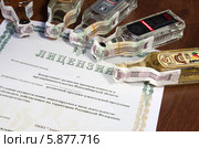 Лицензия на разрешение розничной продажи алкогольной продукции и маленькие бутылочки с алкоголем (2014 год). Редакционное фото, фотограф Юлия Ухина / Фотобанк Лори