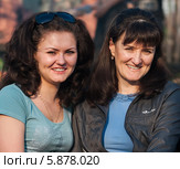 Счастливые мама и взрослая дочь (2014 год). Редакционное фото, фотограф Игорь Низов / Фотобанк Лори
