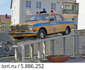 Памятник милицейской патрульной машине ГАЗ-24 в Калининграде (2014 год). Редакционное фото, фотограф Ирина Борсученко / Фотобанк Лори