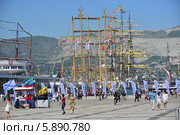 Праздничные гуляния в порту Новороссийск, регата SCF Black Sea Tall Ships Regatta 2014. Редакционное фото, фотограф Игорь Архипов / Фотобанк Лори