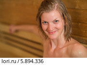 Портрет распаренной блондинки в сауне. Стоковое фото, фотограф CandyBox Images / Фотобанк Лори