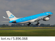 Airbus A-330-200 авиакомпании KLM на взлёте (2013 год). Редакционное фото, фотограф Александр Тарасенков / Фотобанк Лори