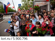 Севастопольцы, крымчане смотрят Парад Победителей на проспекте Нахимова города Севастополя, Россия 9 мая 2014. Редакционное фото, фотограф Николай Винокуров / Фотобанк Лори