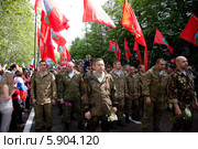 Представители самообороны Севастополя, участвовавшие в крымских событиях 2014 года с медалями "За ратную доблесть" и памятными знаками "3-я оборона Севастополя" идут колонной в Параде Победителей  9 мая 2014. Редакционное фото, фотограф Николай Винокуров / Фотобанк Лори