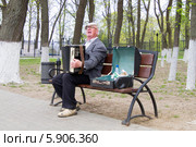 Мужчина играет на гармошке за вознаграждение (2014 год). Редакционное фото, фотограф Ален Лагута / Фотобанк Лори