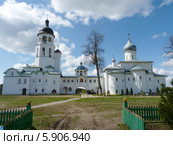 Крыпецкий монастырь в Псковской области. Собор Иоанна Богослова и Трапезный храм с колокольней. Вид с восточной стороны (2014 год). Стоковое фото, фотограф Наталия Журавлёва / Фотобанк Лори