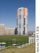 Новые многоэтажные общежития СФУ в Красноярске (2014 год). Стоковое фото, фотограф Шичкина Антонина / Фотобанк Лори