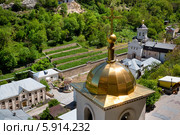 Вид на колокольню и территорию мужского Свято-Успенского пещерного монастыря около Бахчисарая, Республика Крым (2014 год). Стоковое фото, фотограф Николай Винокуров / Фотобанк Лори