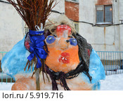 Фигура Бабы-яги из снега (2014 год). Редакционное фото, фотограф Вячеслав Палес / Фотобанк Лори