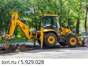 Экскаватор-погрузчик JCB снимает асфальт (2014 год). Редакционное фото, фотограф Михаил Широков / Фотобанк Лори