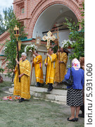 Крестный ход на крыльце православного храма. Троица (2013 год). Редакционное фото, фотограф Ольга Липунова / Фотобанк Лори