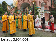 Хоругвеносцы идут крестным ходом около православной церкви. Троица (2013 год). Редакционное фото, фотограф Ольга Липунова / Фотобанк Лори