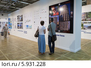 Посетители в зале архитектурной выставки (2014 год). Редакционное фото, фотограф Родион Власов / Фотобанк Лори