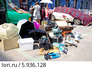 Продажа старых вещей. Акция "Чисто. Сердечно" на дизайн-заводе "Флакон", Москва (2014 год). Редакционное фото, фотограф Илюхина Наталья / Фотобанк Лори