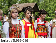 Конкурс парикмахерского искусства " Русская коса" на празднике Троицы, девушки в народных костюмах (2013 год). Редакционное фото, фотограф ElenArt / Фотобанк Лори