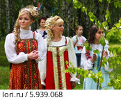 Конкурс парикмахерского искусства " Русская коса" на празднике Троицы, девушки в народных костюмах (2013 год). Редакционное фото, фотограф ElenArt / Фотобанк Лори