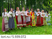 Праздник Троица В России, фольклор и народные гуляния (2013 год). Редакционное фото, фотограф ElenArt / Фотобанк Лори