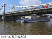 Теплоход "Гжель" с туристами проплывает под Крымским мостом, Москва (2014 год). Редакционное фото, фотограф Алексей Гусев / Фотобанк Лори