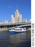 Прогулочный теплоход «Франц Лефорт» (бортовой номер М-14-4264) проходит под Большим Устьинским мостом, Москва (2014 год). Редакционное фото, фотограф Алексей Гусев / Фотобанк Лори