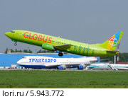 Boeing 737 (бортовой VP-BTA) авиакомпании Globus (S7) вылетает из Домодедова (2014 год). Редакционное фото, фотограф Alexei Tavix / Фотобанк Лори