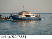 Прогулочный катер на черном море отчаливает от пристани (2009 год). Редакционное фото, фотограф Вячеслав Зеленин / Фотобанк Лори