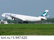 Airbus A340 (бортовой B-HXG) авиакомпании Cathay Pacific вылетает из Домодедова (2014 год). Редакционное фото, фотограф Alexei Tavix / Фотобанк Лори