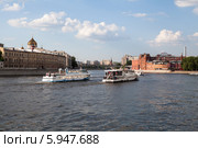 Катера на Москве-реке (2014 год). Редакционное фото, фотограф Родион Власов / Фотобанк Лори