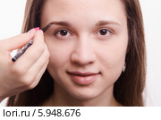Визажист подводит кистью брови девушки. Стоковое фото, фотограф Иванов Алексей / Фотобанк Лори