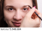 Визажист подводит кистью брови модели при макияже. Стоковое фото, фотограф Иванов Алексей / Фотобанк Лори