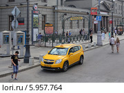 Желтая машина такси на площади Киевского вокзала, Москва (2014 год). Редакционное фото, фотограф Алексей Гусев / Фотобанк Лори