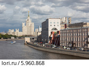 Москва река и Раушевская набережная. Объединенная энергетическая компания. Городской пейзаж. (2013 год). Редакционное фото, фотограф Ольга Липунова / Фотобанк Лори