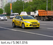 Автомобиль - желтое такси двигается по Щелковскому шоссе, Москва (2014 год). Редакционное фото, фотограф lana1501 / Фотобанк Лори