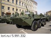 Военная техника перед репетицией парада Победы. Санкт-Петербург (2014 год). Редакционное фото, фотограф Виктор Карасев / Фотобанк Лори