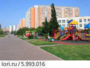 Москва. Вид на бульвар, детскую игровую площадку и многоэтажные жилые дома, микрорайон Марьинский парк (2014 год). Редакционное фото, фотограф Яна Королёва / Фотобанк Лори