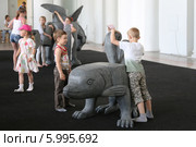 Дети собирают несуществующие существа из Мифологического конструктора Bestiarium Construendum, Москва (2014 год). Редакционное фото, фотограф Алексей Гусев / Фотобанк Лори