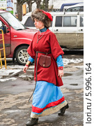 Девушка в национальной одежде на ярмарке мастеров на ВДНХ (2013 год). Редакционное фото, фотограф Алёшина Оксана / Фотобанк Лори
