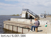 Рыбаки на набережной в городе Городец (2014 год). Редакционное фото, фотограф Ален Лагута / Фотобанк Лори