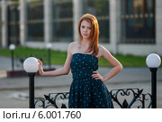 Молодая рыжеволосая девушка на прогулке в городе. Стоковое фото, фотограф Игорь Низов / Фотобанк Лори