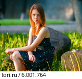 Красивая девушка сидит на большом камне. Стоковое фото, фотограф Игорь Низов / Фотобанк Лори