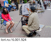 Уличный художник на улице Арбат (2014 год). Редакционное фото, фотограф Виктор Тараканов / Фотобанк Лори