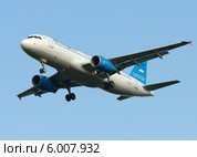 Airbus A320 (бортовой EI-FDL) авиакомпании Metrojet на посадке в Домодедово (2014 год). Редакционное фото, фотограф Alexei Tavix / Фотобанк Лори