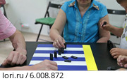 Взрослые играют с детьми в домино. Стоковое видео, видеограф Кекяляйнен Андрей / Фотобанк Лори